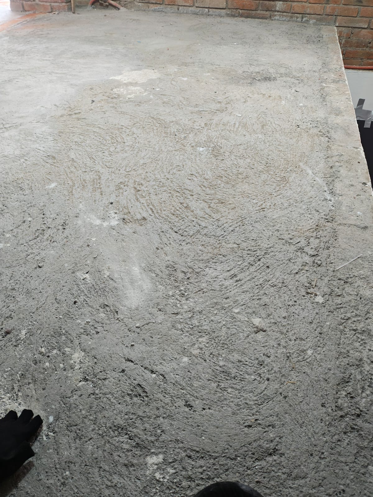 1.Se realiza el desbaste y lijado del concreto para eliminar residuos, partes flojas e irregularidades. Esto permite que el sistema epóxico tenga una mejor adherencia.